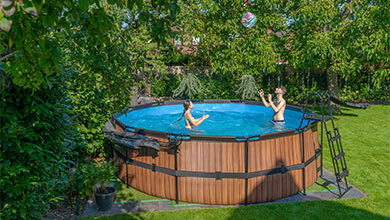 Une eau de piscine propre grâce à un skimmer pour piscine