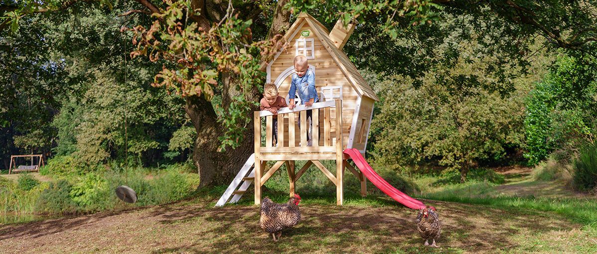 Maison de jeu exit sur pilotis avec toboggan contre maison de jeu au sol, idéale pour différents âges.
