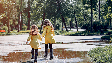 Jouer dehors sous la pluie