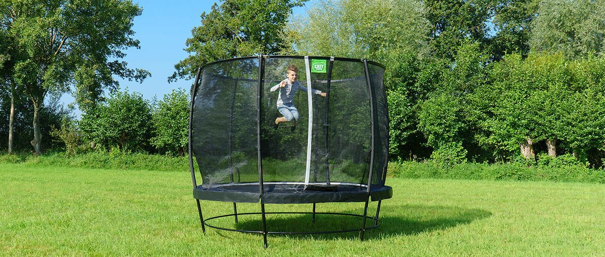 Comparaison entre les trampolines exit allure et lotus : design classique contre design contemporain.