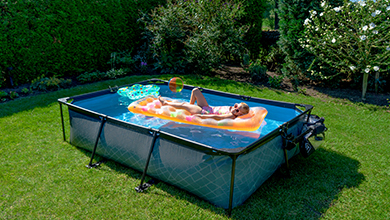 Une eau de piscine verte à cause des algues ? Cinq conseils pour la rendre claire à nouveau !