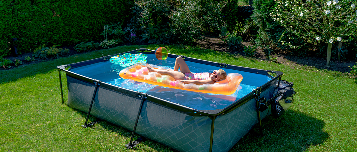 Une eau de piscine verte à cause des algues ? Cinq conseils pour la rendre claire à nouveau !