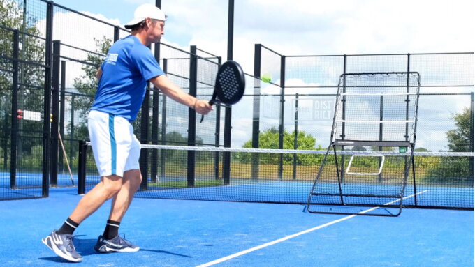 Quels coups de padel puis-je entraîner avec le rebondisseur Smash padel ?
