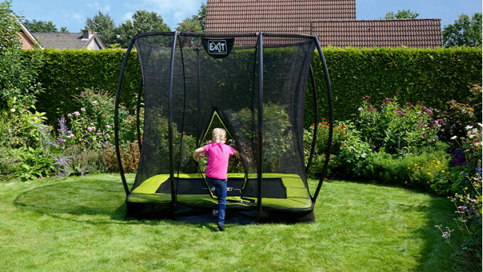 Un trampoline enterré ou enterré au niveau du sol ?