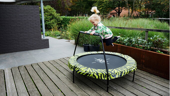 Jouer dehors dans un petit jardin avec EXIT Toys