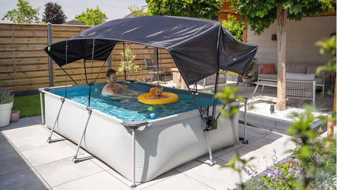 Une eau de piscine verte à cause des algues ? Cinq conseils pour la rendre claire à nouveau !