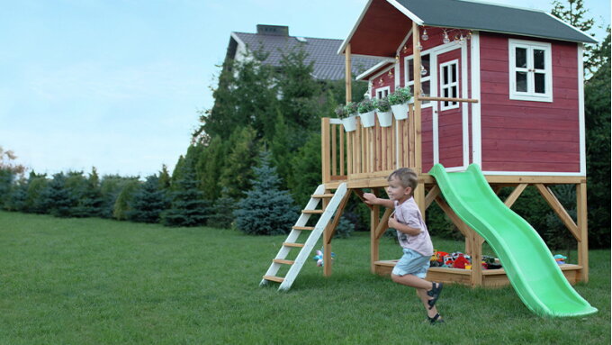 Comment puis-je entretenir une cabane en bois EXIT ?