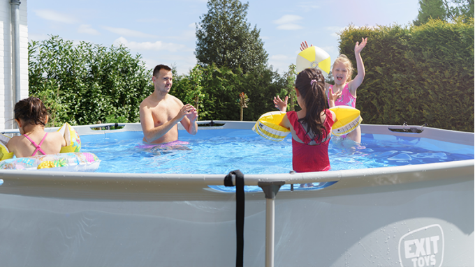 Une eau de piscine verte à cause des algues ? Cinq conseils pour la rendre claire à nouveau !