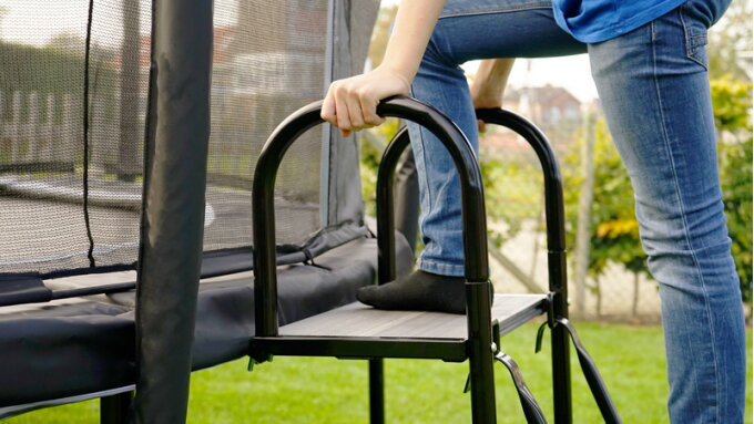 Un trampoline enterré ou un trampoline sur pieds ?