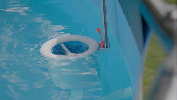 Une eau de piscine propre grâce à un skimmer pour piscine