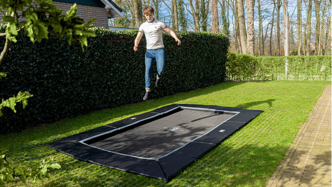 Un trampoline enterré ou enterré au niveau du sol ?