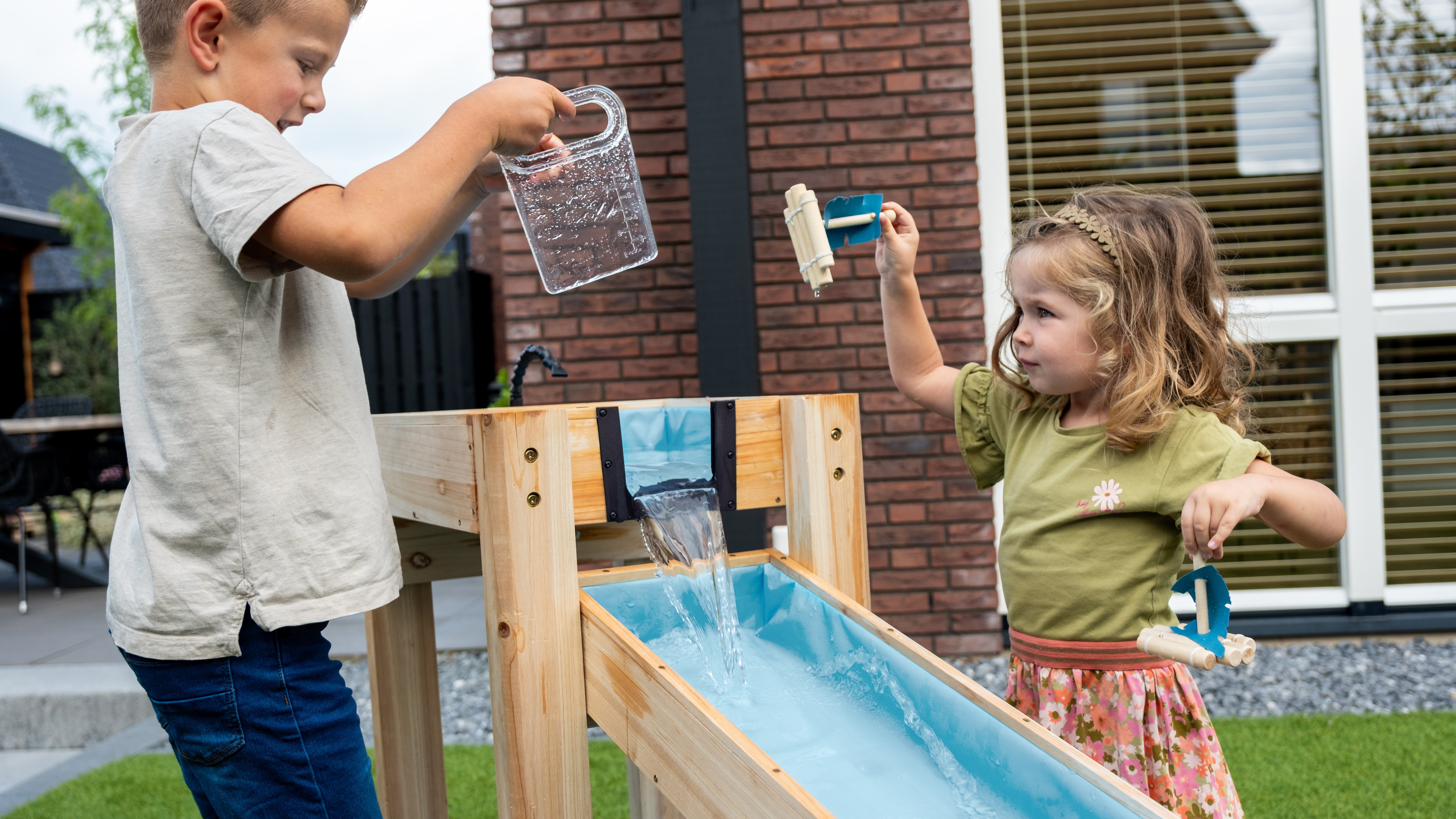 Souligne la qualit&eacute; et la conception durable. Le bois certifi&eacute; FSC&reg;, les pi&egrave;ces rempla&ccedil;ables et les mat&eacute;riaux recyclables le rendent solide pour de longues ann&eacute;es d&rsquo;utilisation.