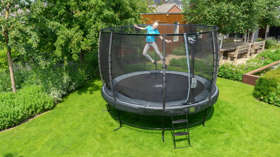 Avec cette offre groupée, votre trampoline est immédiatement complet. Plus besoin d’achats séparés, vous avez tout ce qu’il faut pour sauter en toute sécurité, avec confort et tranquillité.