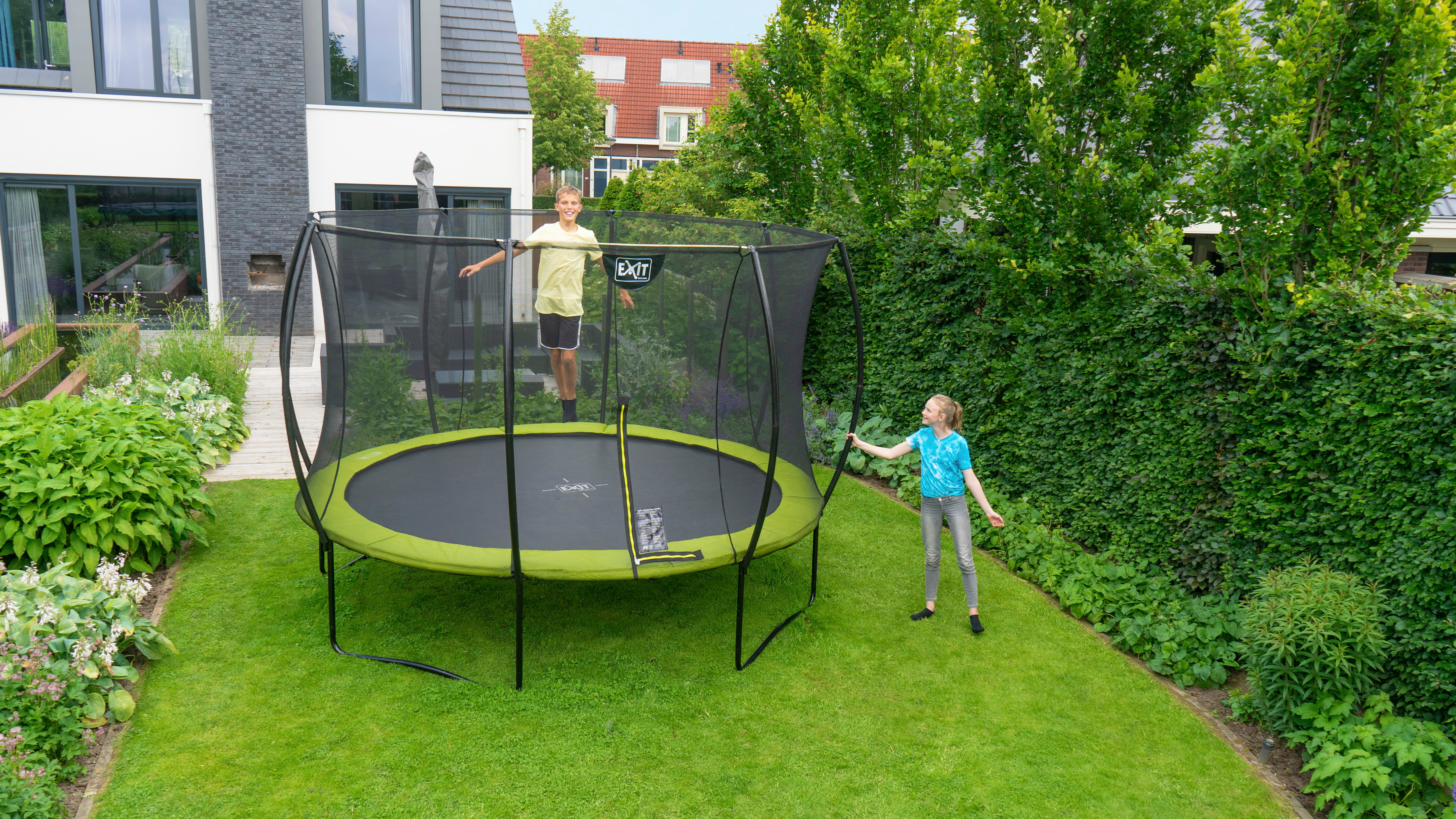 Profitez de l’offre lot du trampoline EXIT Silhouette lime et recevez des accessoires gratuits pour un ensemble complet. Sûr, élégant et prêt à l’emploi dans ton jardin.