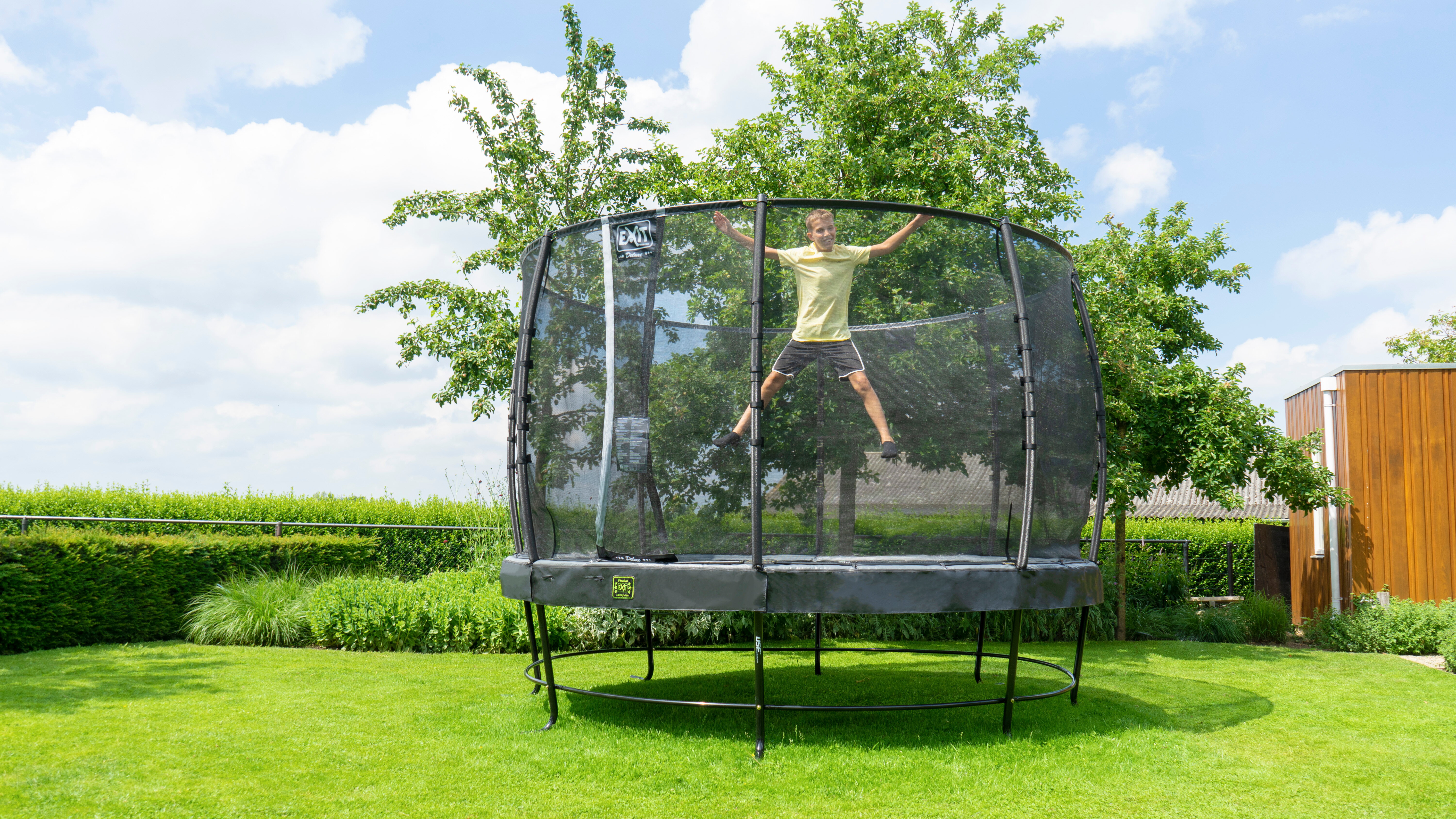 Profitez de l’offre groupée du trampoline EXIT Elegant lime et recevez des accessoires gratuits pour un ensemble complet. Sûr, élégant et prêt à être utilisé dans votre jardin.
