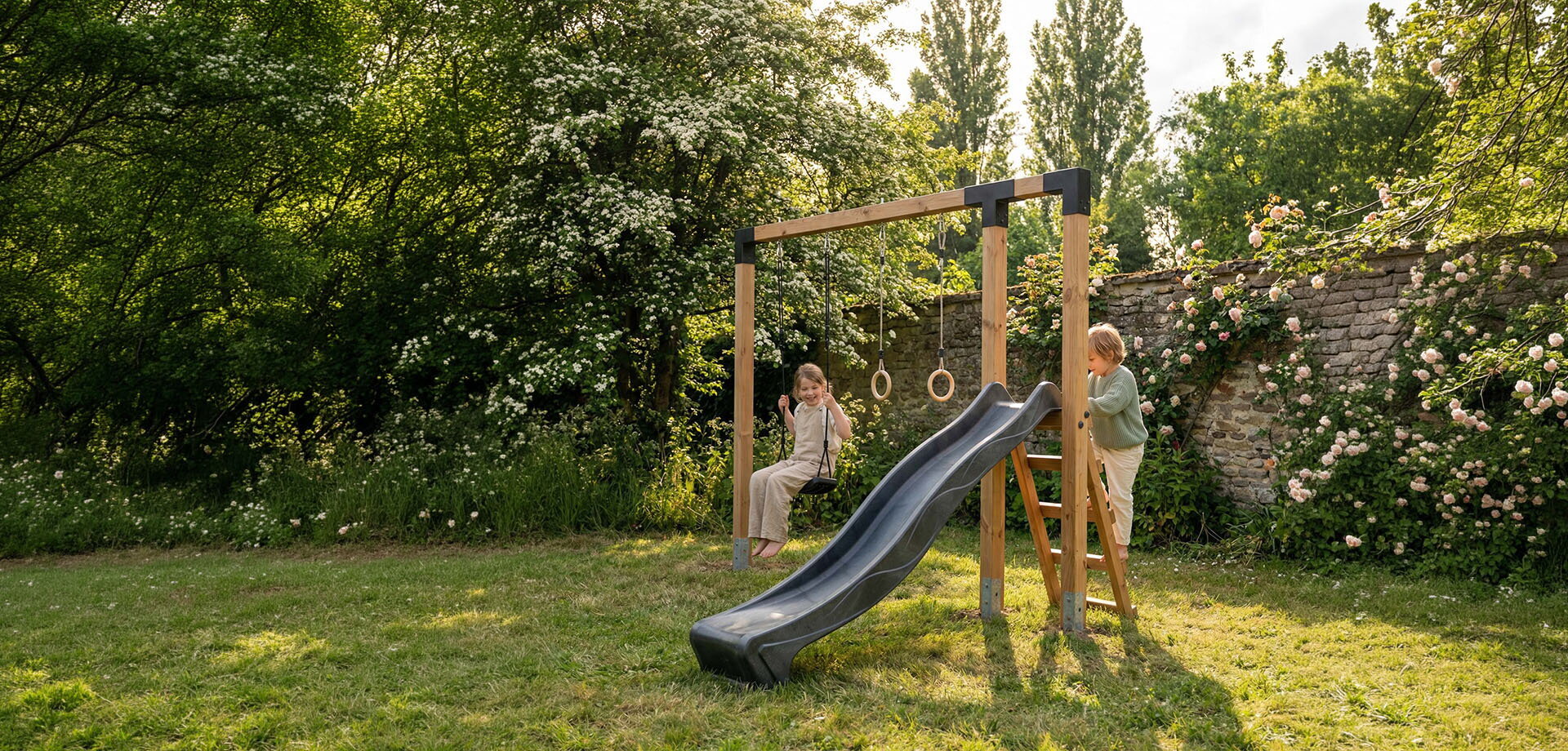 Des enfants qui jouent dans le jardin avec une aire de jeux Linea.