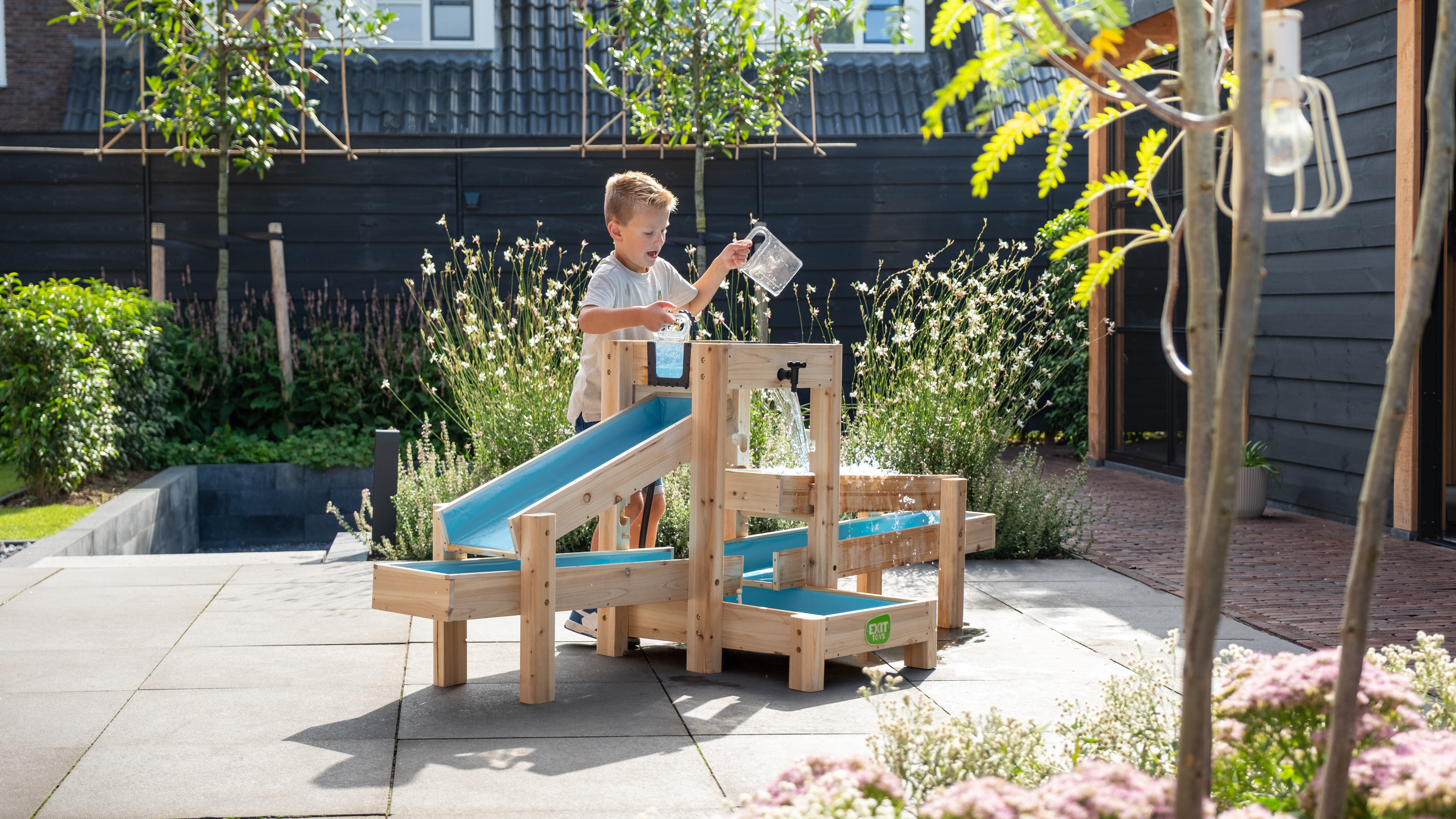 Souligne l&rsquo;exp&eacute;rience de jeu collective : courses, collaboration et action non-stop pour tous les enfants qui participent.