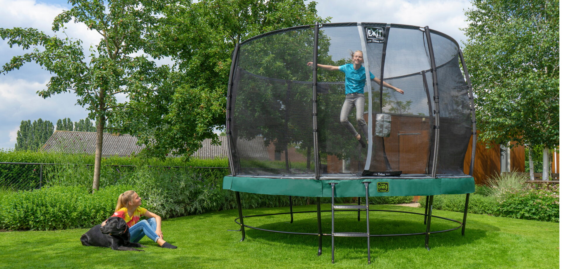 Offre groupée trampoline EXIT Elegant : maintenant avec échelle, bâche et kit d’ancrage offerts pour un ensemble complet et sécurisé.