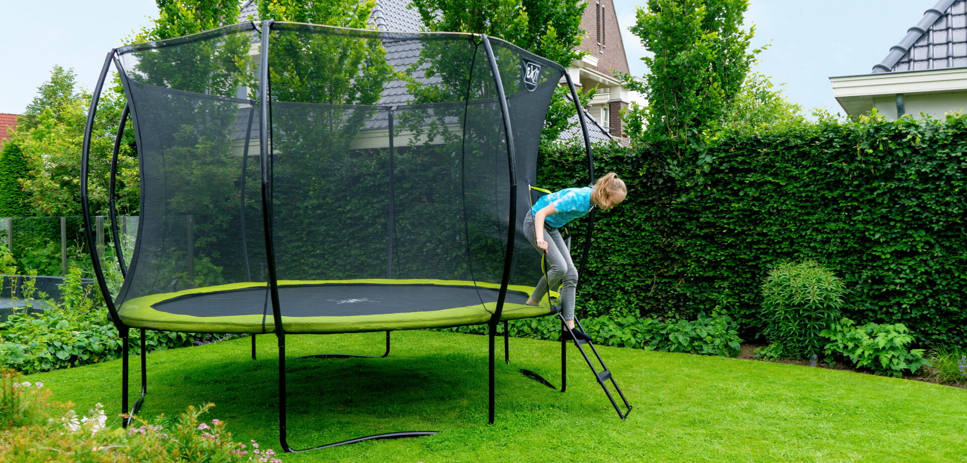 Offre lot trampoline EXIT Silhouette lime : avec échelle, bâche et kit d’ancrage offerts pour un ensemble complet et sécurisé.