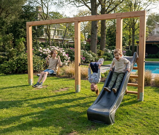 Trois enfants jouent dans le jardin sur une structure de jeu en bois avec des balan&ccedil;oires, une barre fixe et un toboggan.
